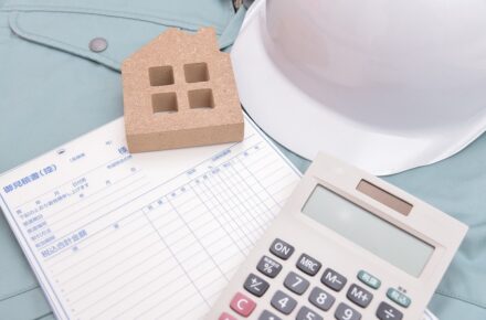 見積書と電卓とヘルメット