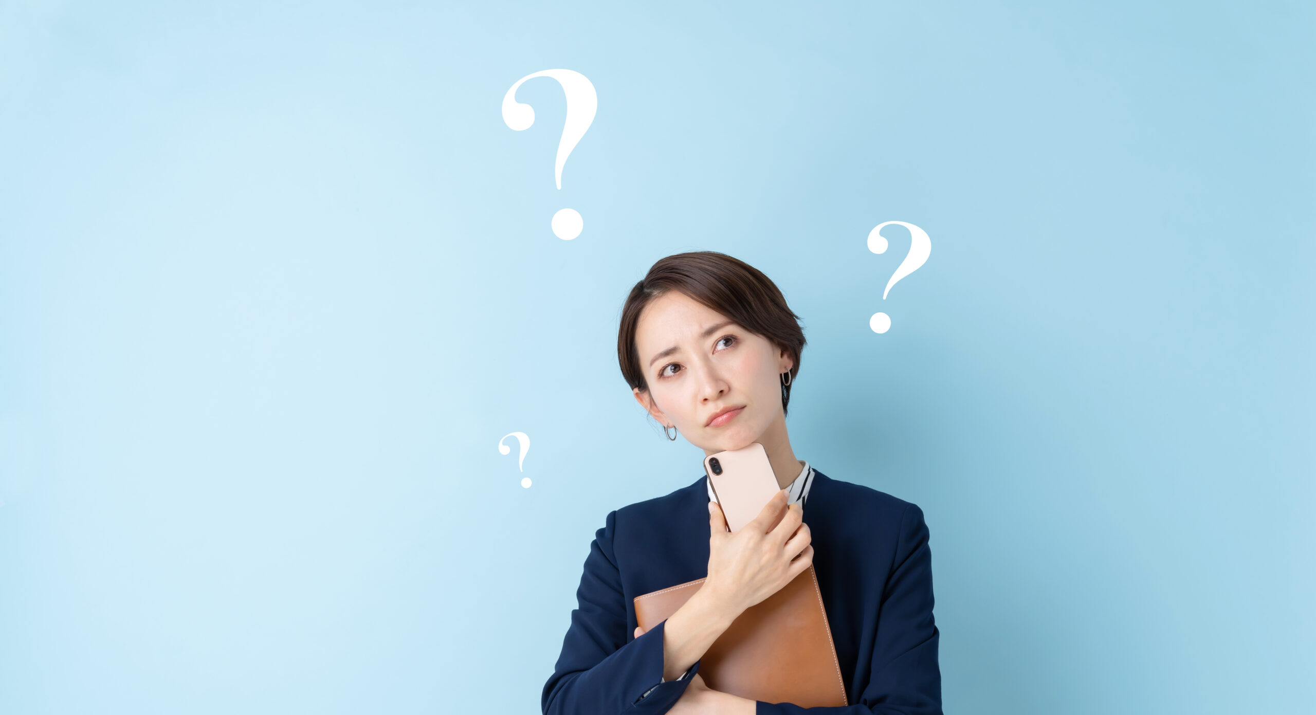 考える女性